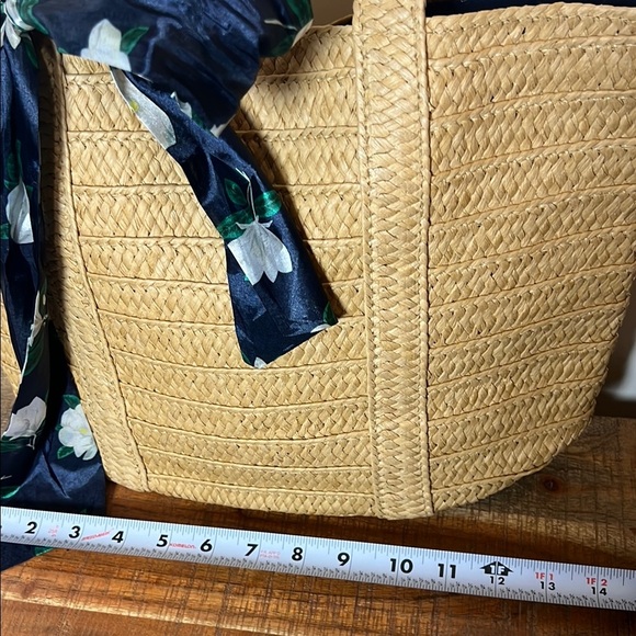 Elegant Draper James Summer Straw Bag with Blue Floral Scarf - Picture 3 of 7